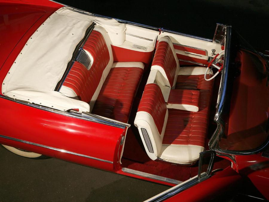  Cadillac Series 62 Convertible 1959 года  (фото 24 из 30)